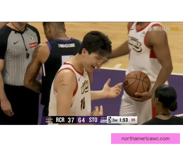 杨瀚森6+4遭针对被对手抱摔放倒却吃技术犯规 球迷怒吼裁判判罚不公